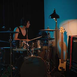 Foto de un Batería tocando la Batería Foto de un Batería tocando la Batería