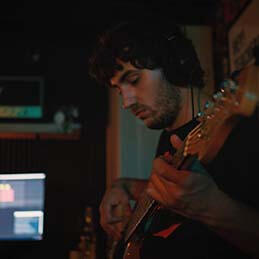 Bajista toca las cuerdas Apasionadamente