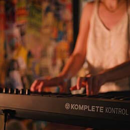 Mujer toca un teclado MIDI Mujer toca un teclado MIDI